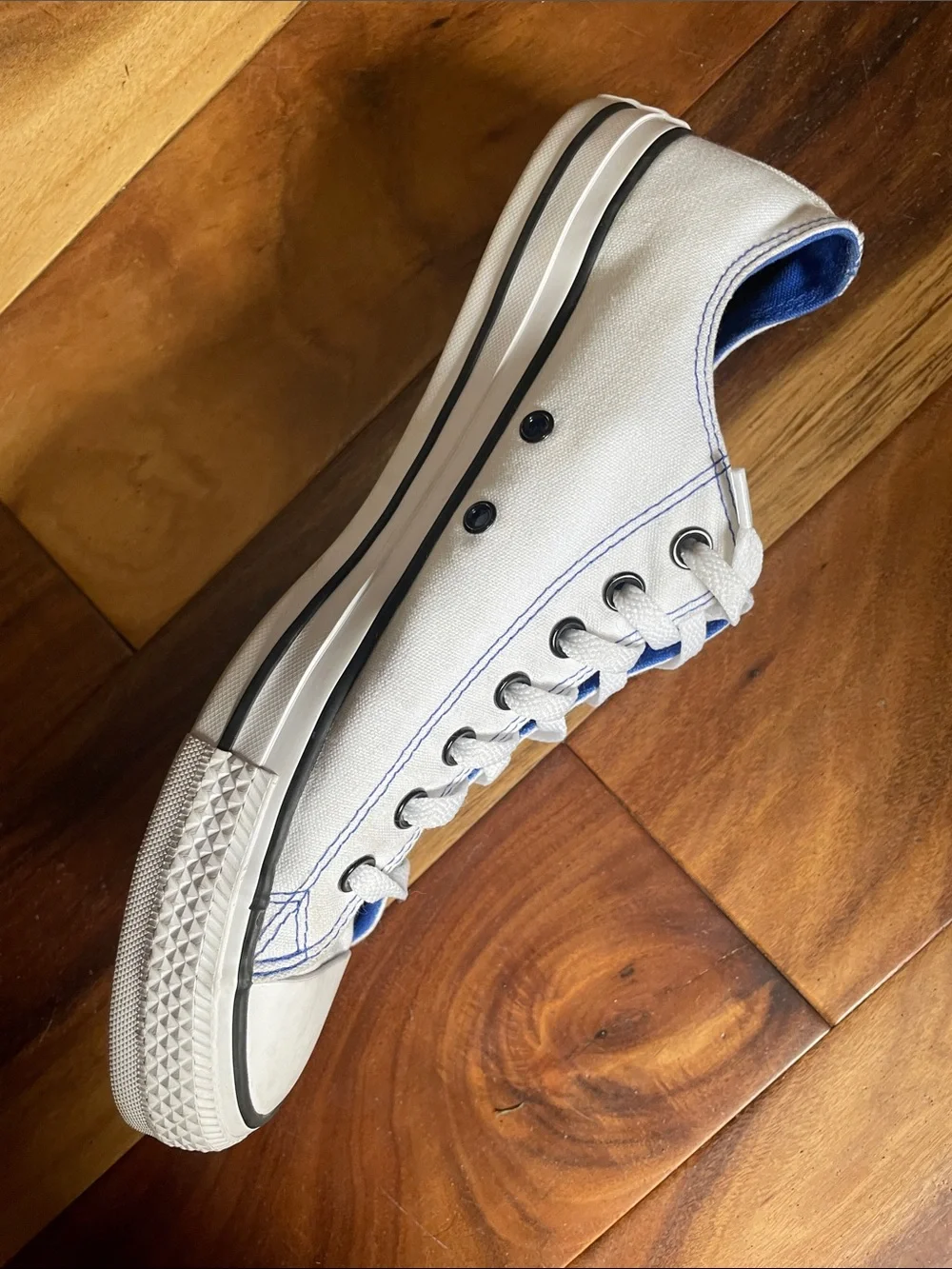 Converse Unisex White Sneakers. Good Condition. Men's Size 11. Women's Size 13. - Picture 5 of 11